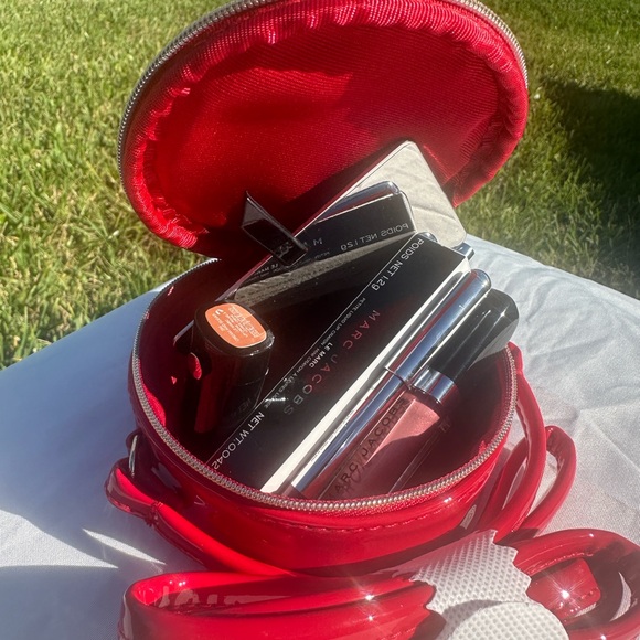 MARC JACOBS Mini Red Patent Leather Crossbody Circle Canteen Bag w/makeup - Picture 5 of 11